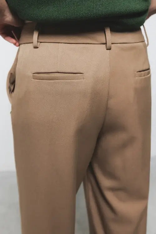 Pantaloni dritti minimal con tasche oblique
