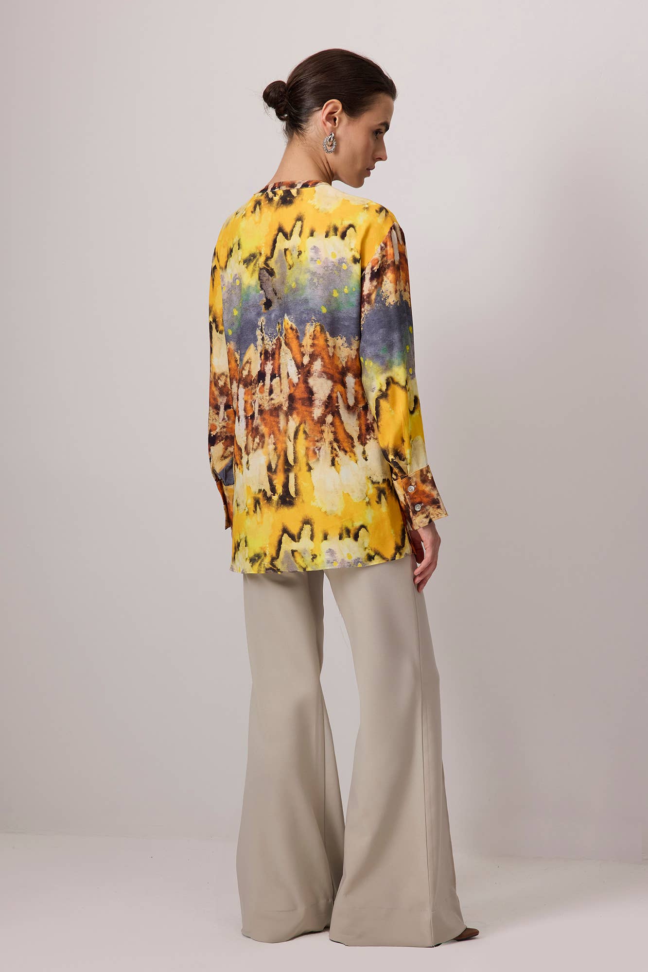 Tunica in viscosa multicolor con stampa astratta e cintura