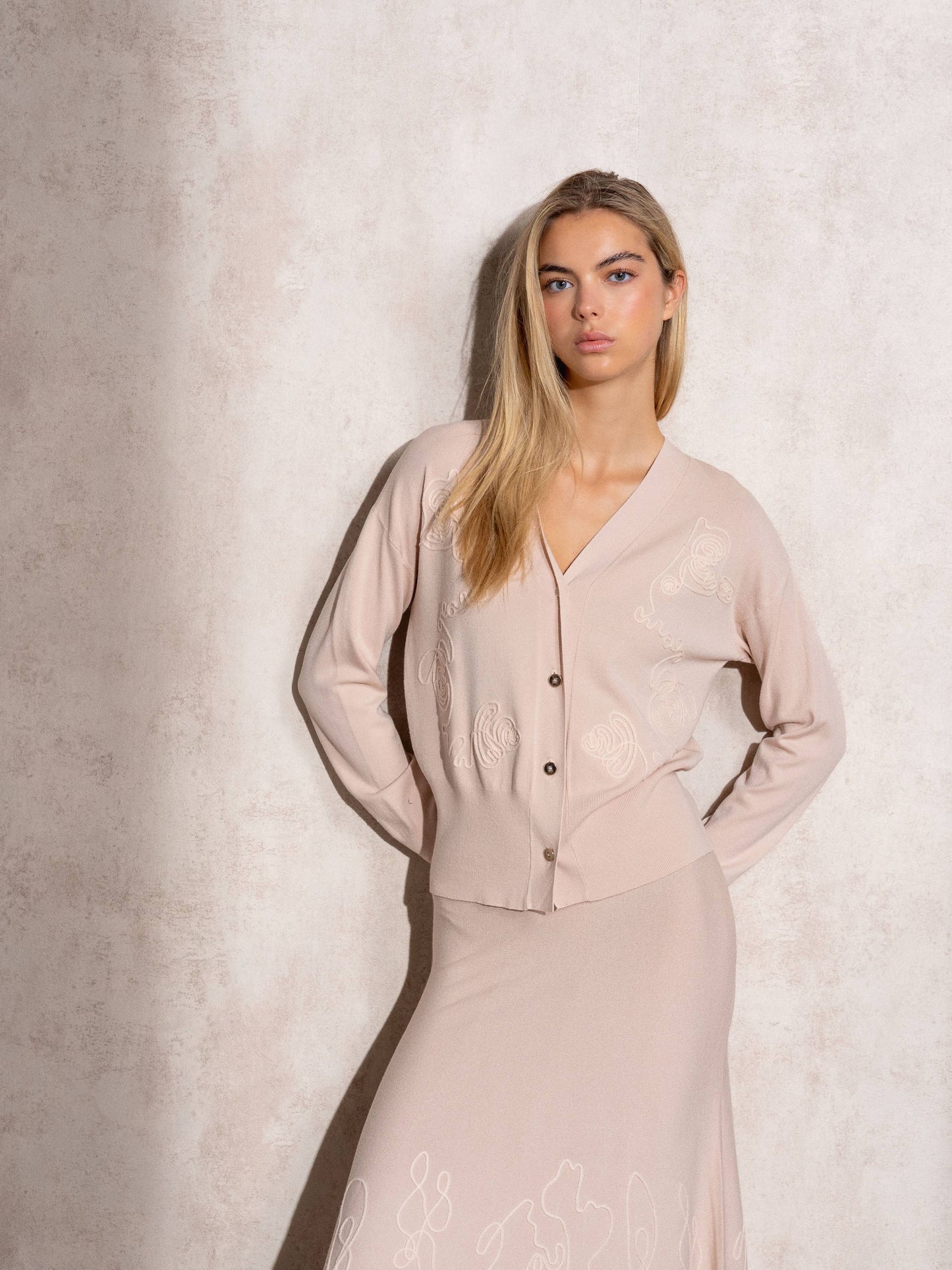Set in maglia fine con cardigan e gonna ricamata
