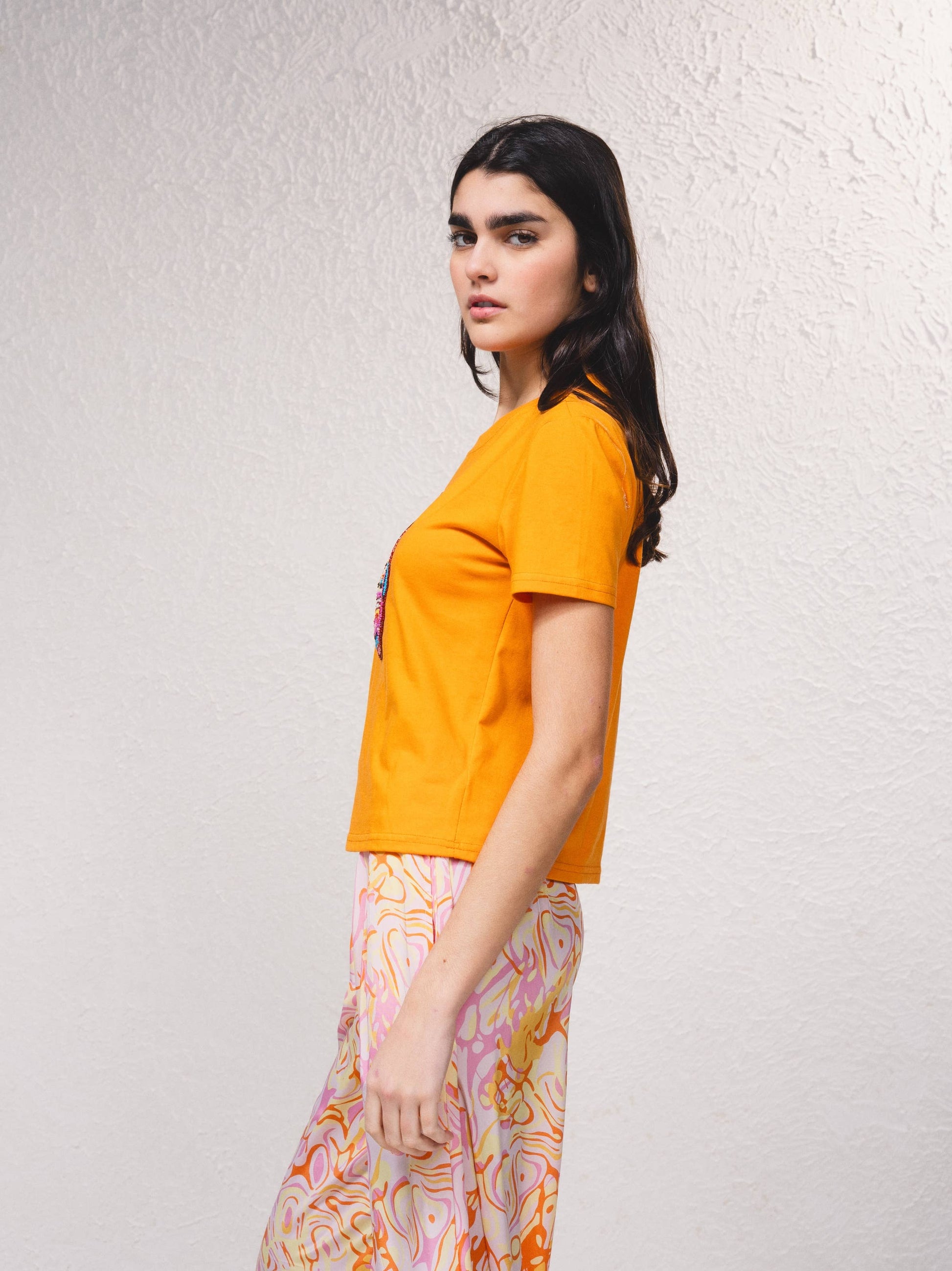 T-shirt in cotone con applicazioni di perline