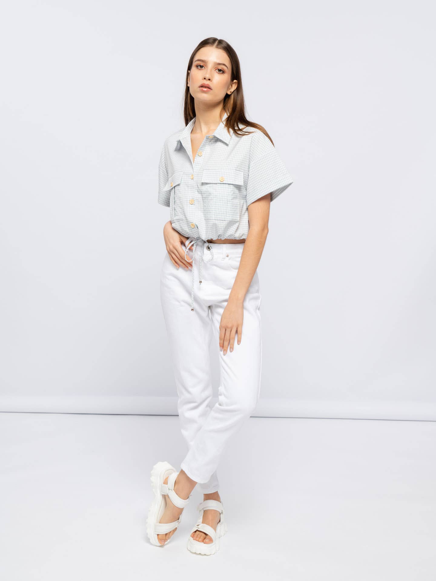 Camicia cropped a quadretti con tasche e coulisse