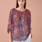Blusa stampata con rouches e scollo con laccetto
