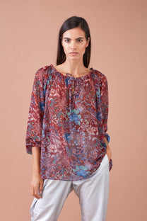Blusa stampata con rouches e scollo con laccetto