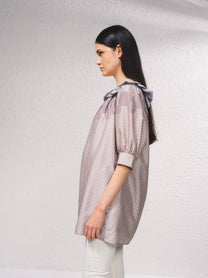 Blusa lunga a pois con scollo a barca e volant