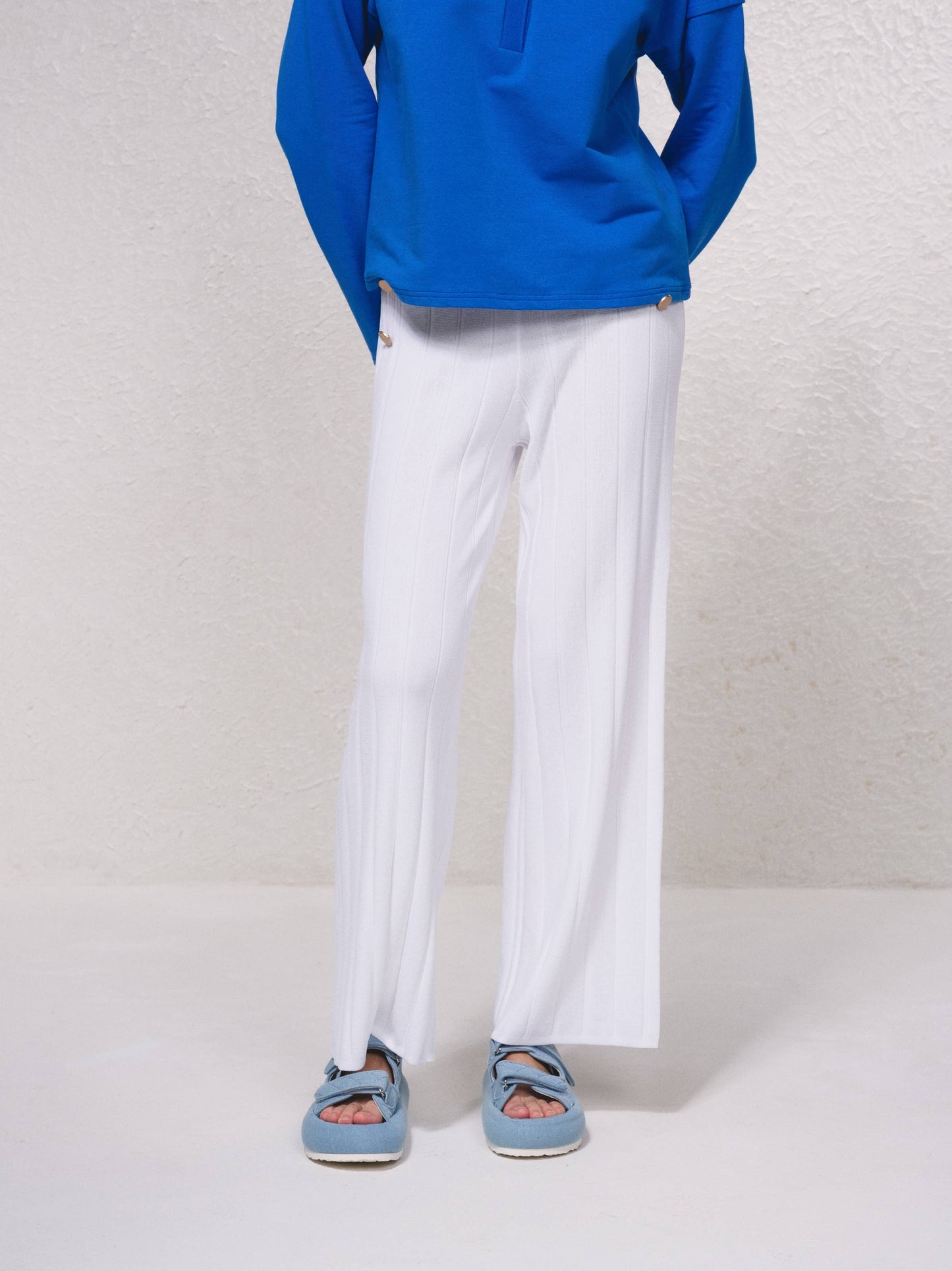 Pantaloni in maglia fine a coste con bottoni dorati