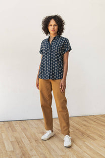 Camicia Bea a maniche corte con fantasia blu notte
