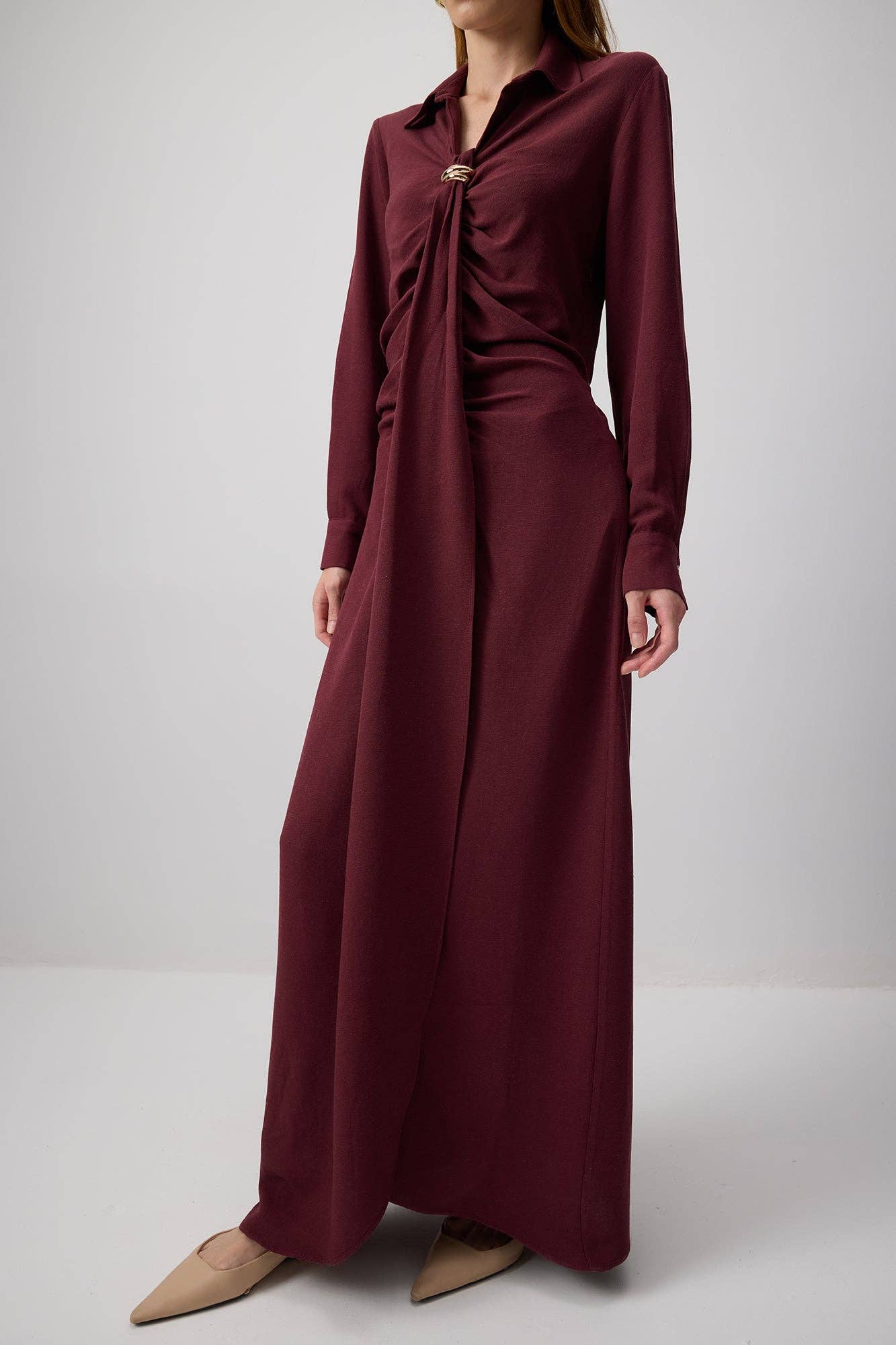 Abito lungo bordeaux con spilla e drappeggi