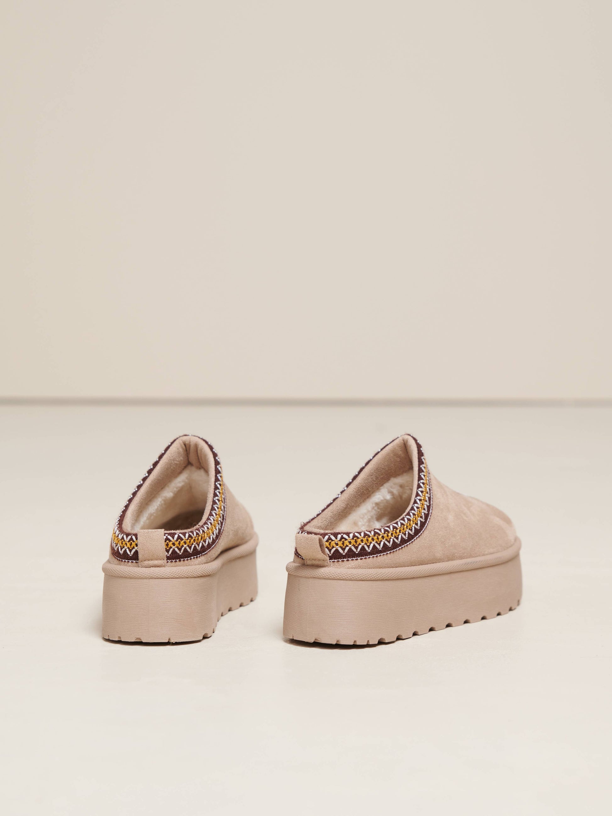 Sabot platform in tessuto con bordura ricamata