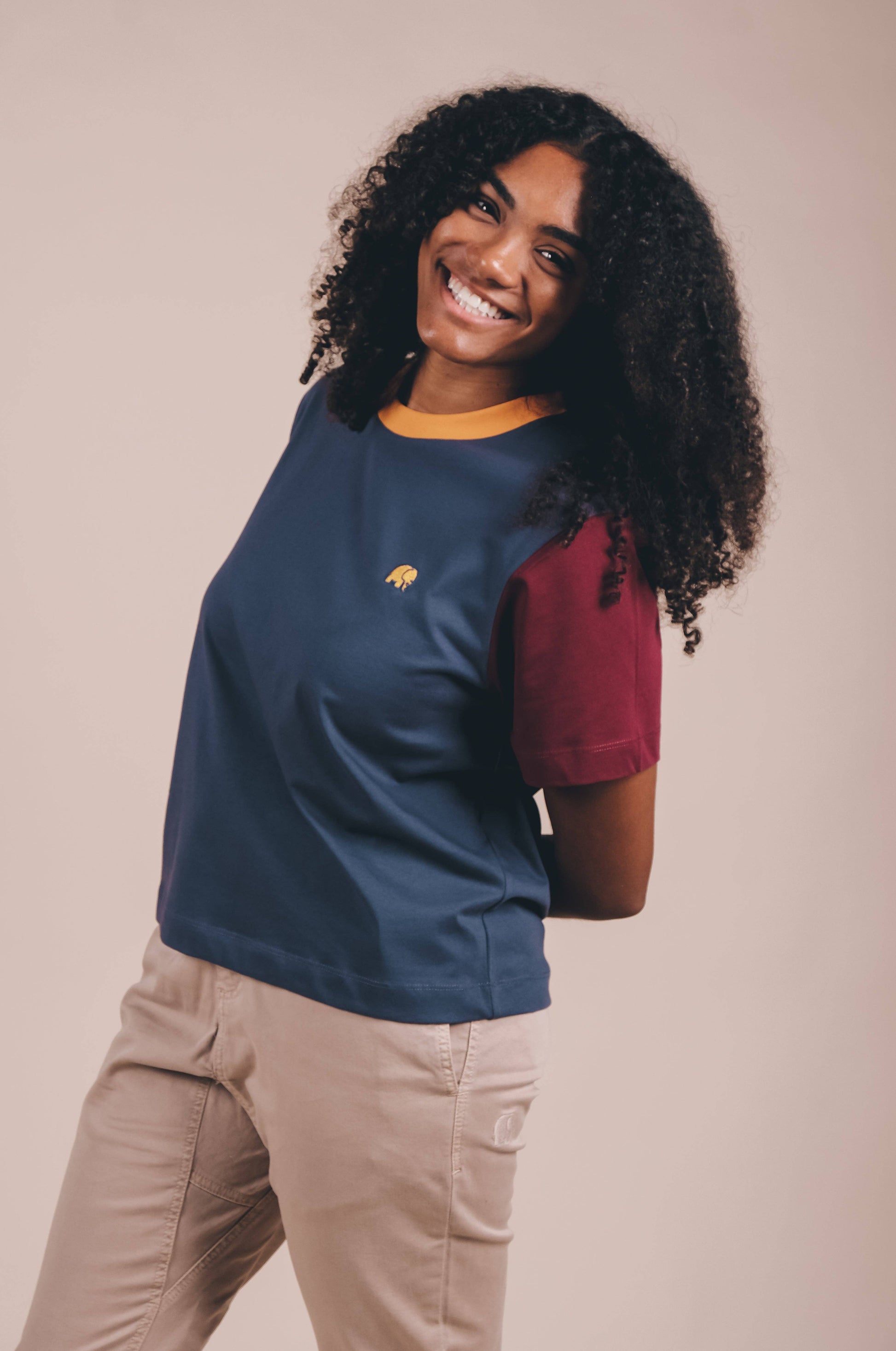 T-shirt donna color block blu con ricamo elefante