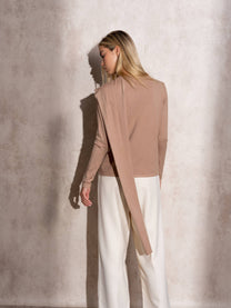 Maglione in maglia con sciarpa abbinata
