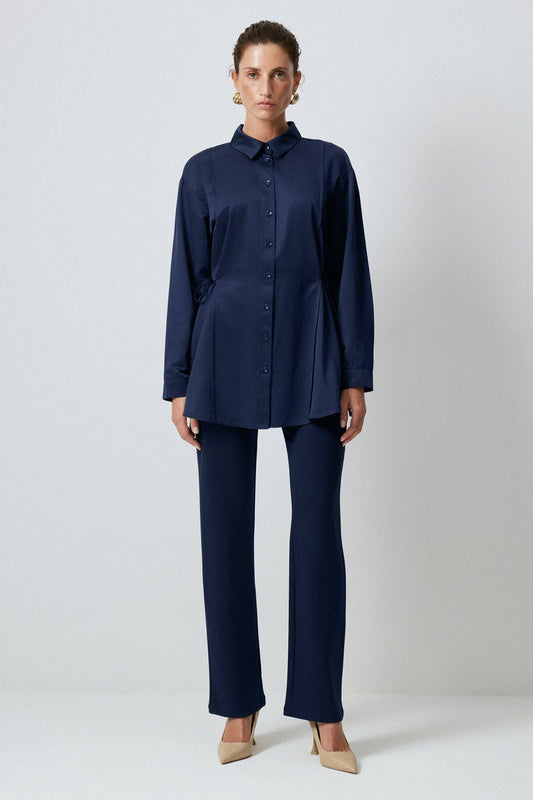 Camicia in raso con lacci blu navy