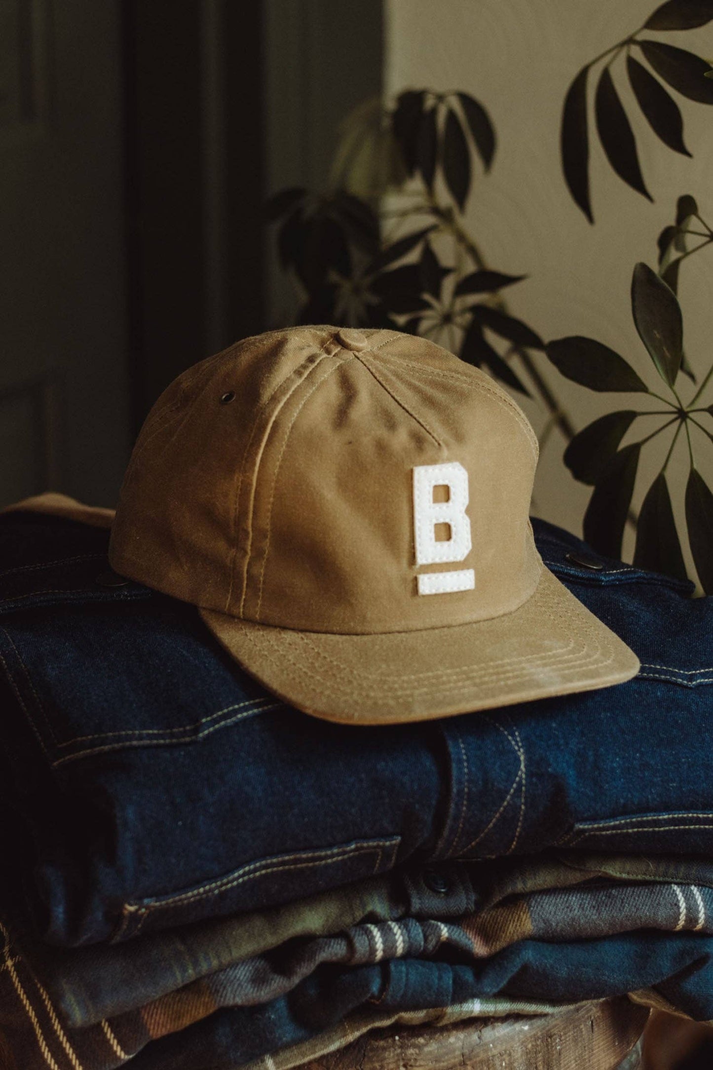 Cappellino in tela cerata con logo ricamato
