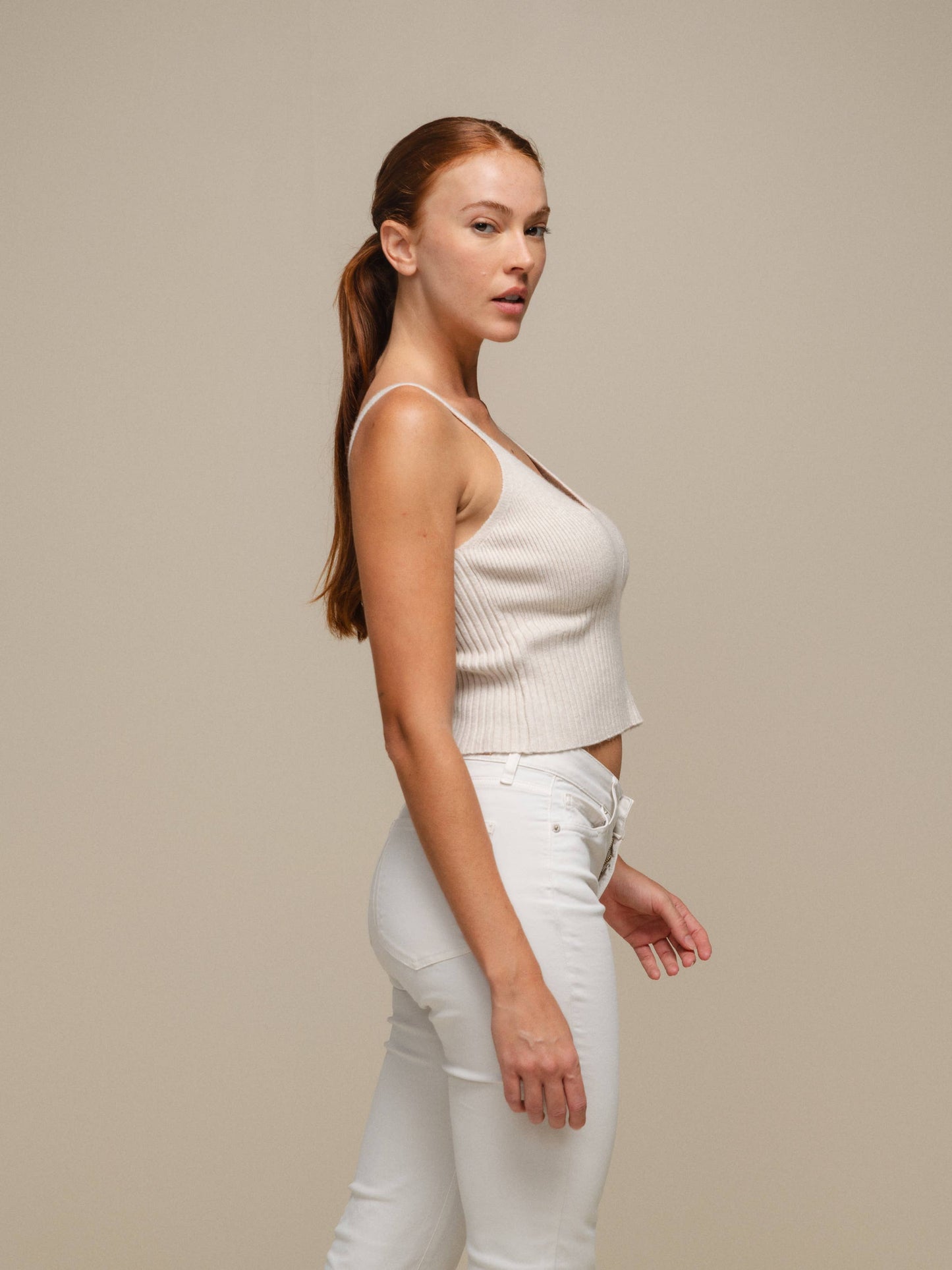 Top in maglia a coste con scollo a V