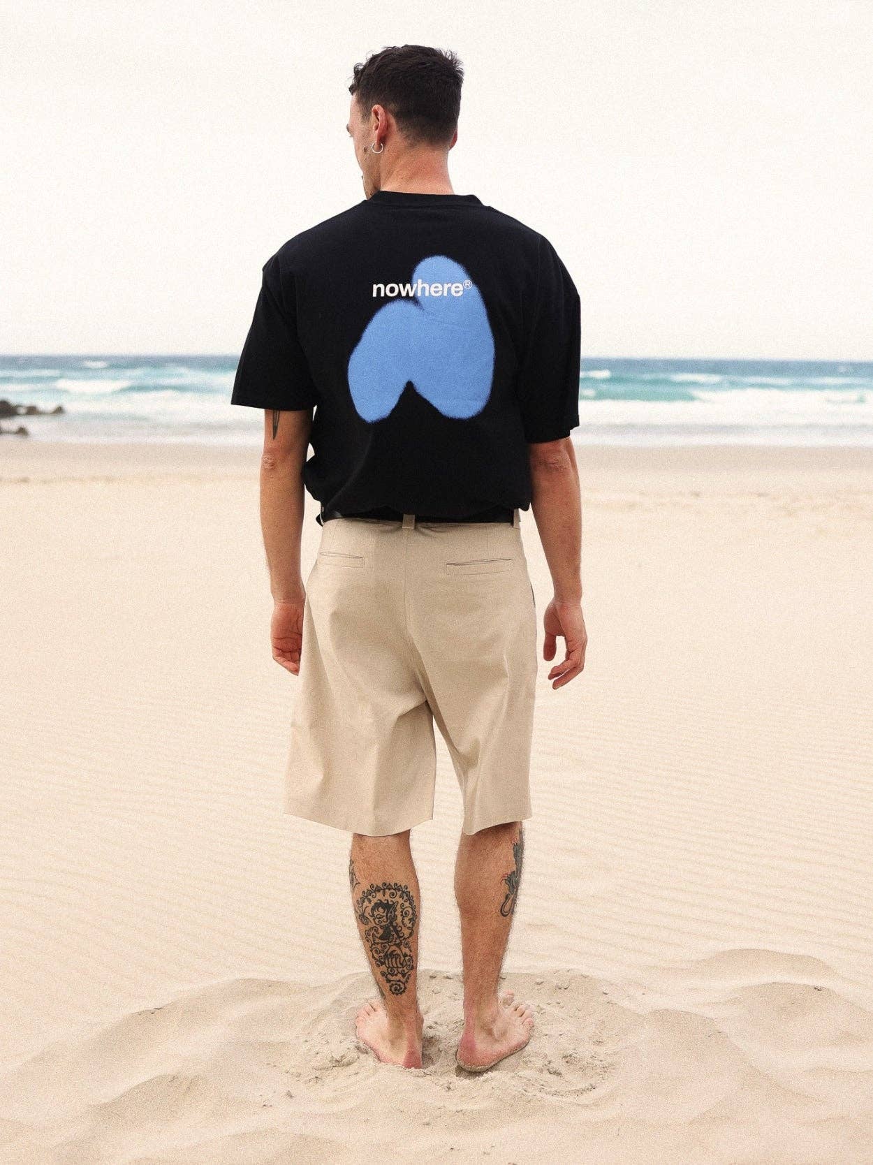 T-shirt oversize nera con stampa spray