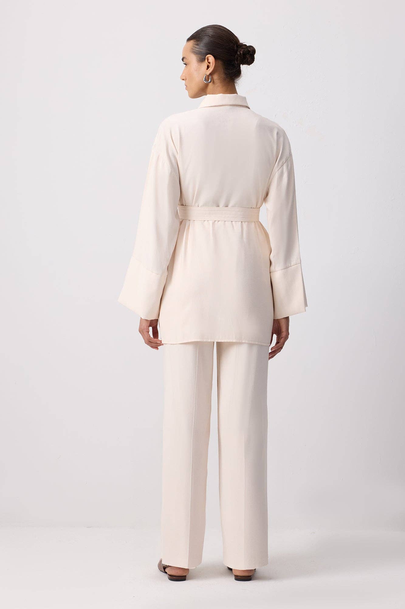Completo donna camicia testurizzata con cintura e pantaloni palazzo