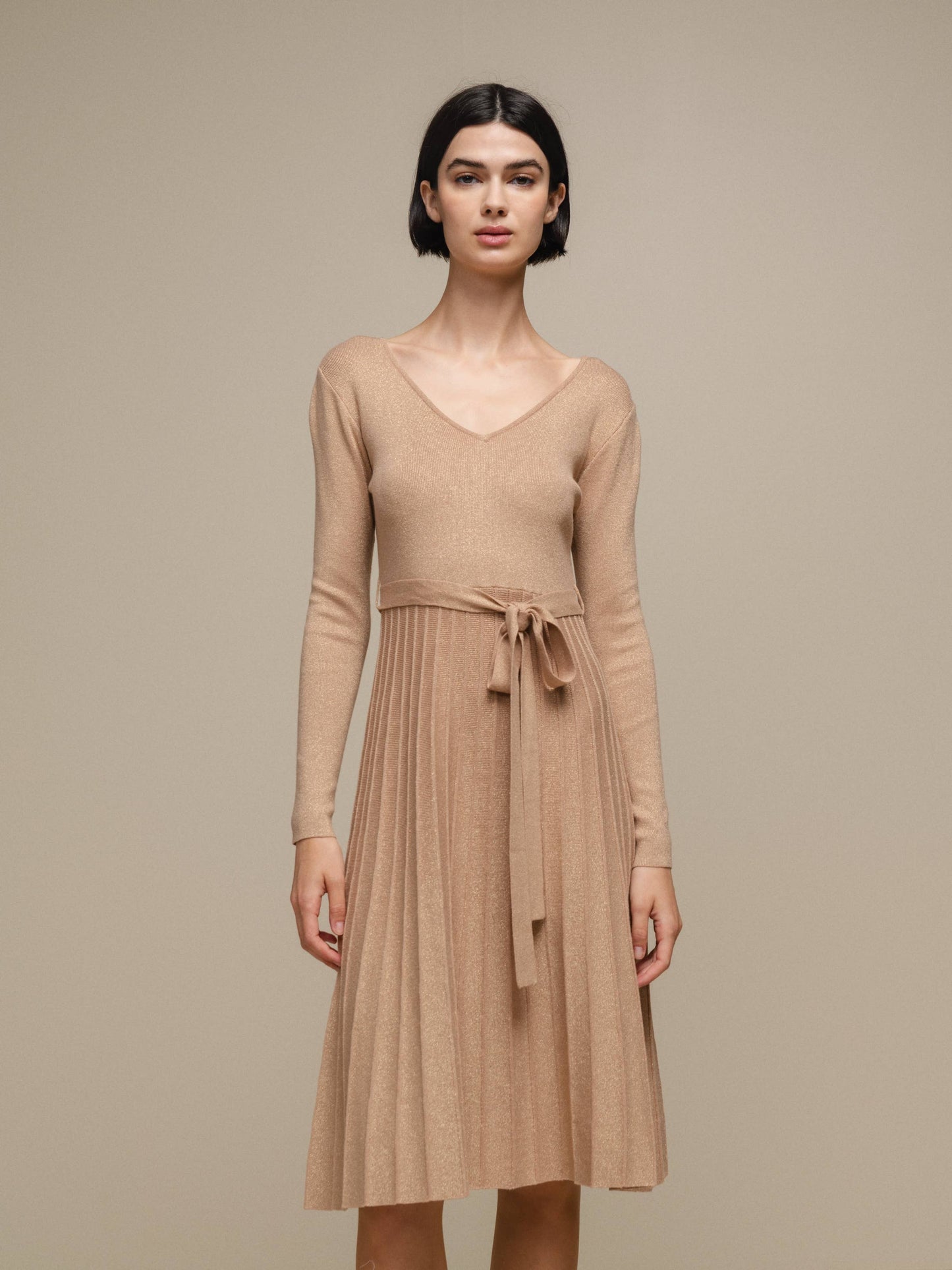 Abito midi in maglia lurex con gonna plissé e cintura