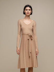 Abito midi in maglia lurex con gonna plissé e cintura