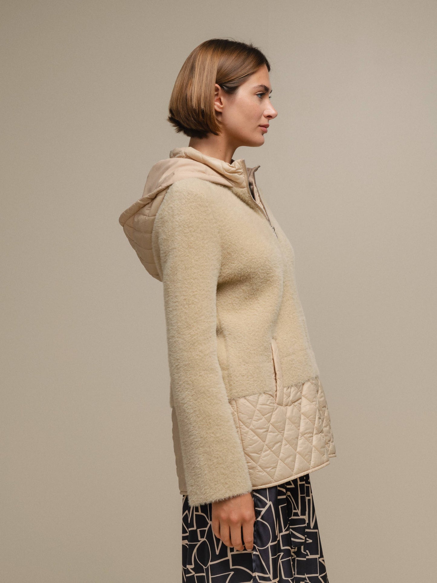 Giacca in maglia con cappuccio e inserti trapuntati