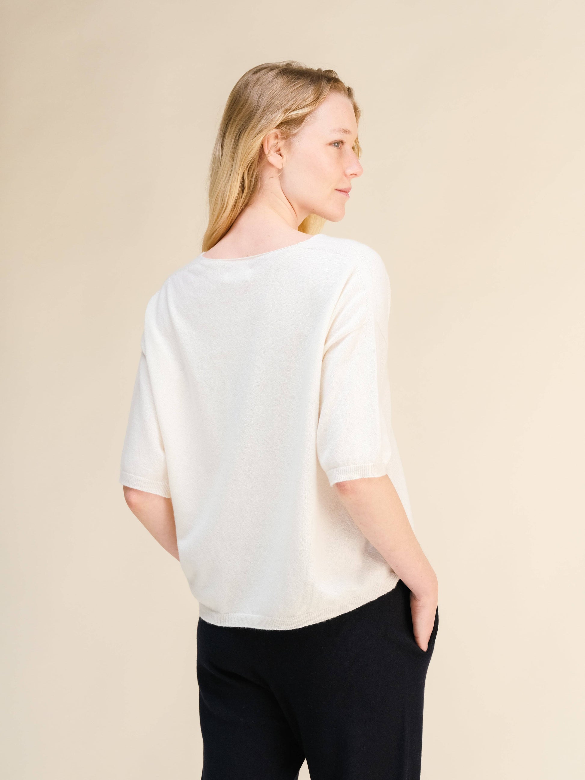 T-shirt in misto cashmere a scollo V seamless 3D-knit