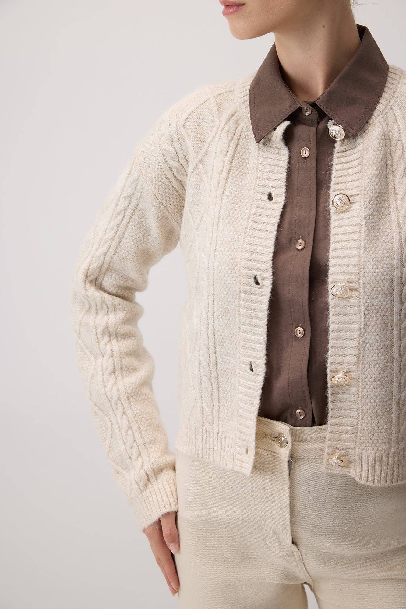 Cardigan in maglia a trecce con bottoni