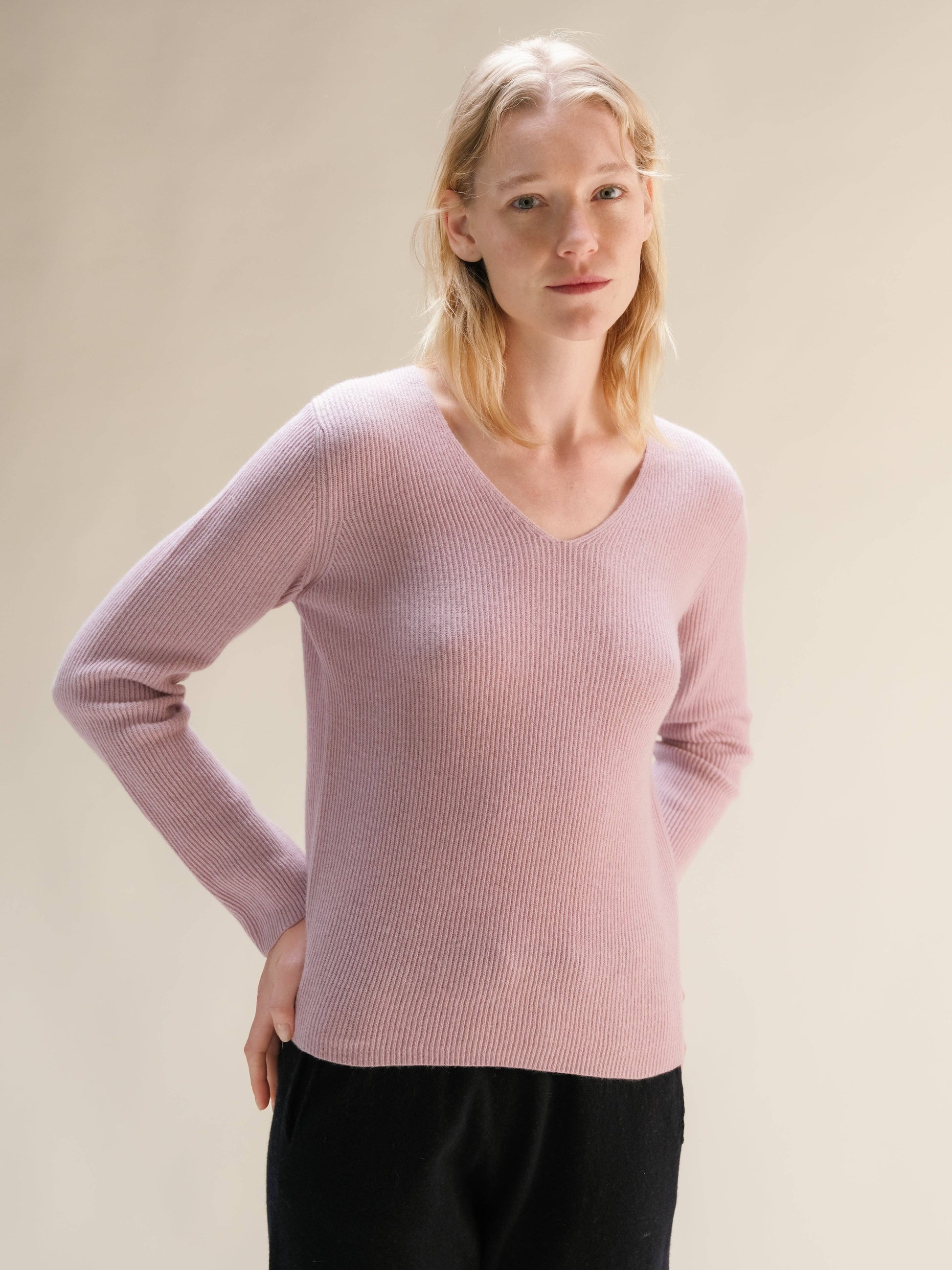 Maglia a coste con scollo a V in misto cashmere