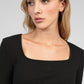 T-shirt nera a costine con scollo quadrato