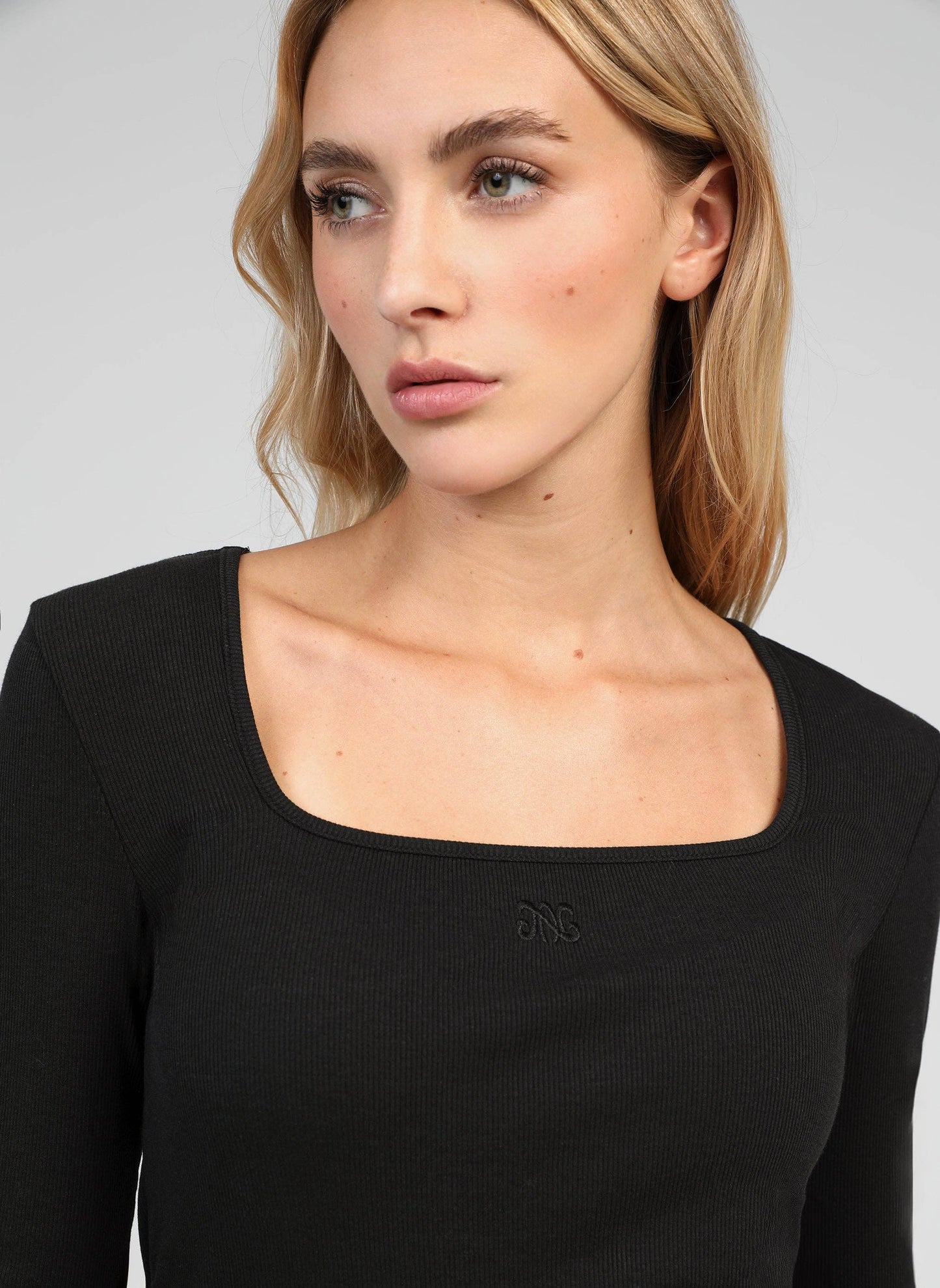 T-shirt nera a costine con scollo quadrato