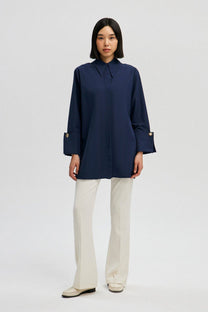 Camicia in popeline blu navy con polsini ampi e bottoni oro