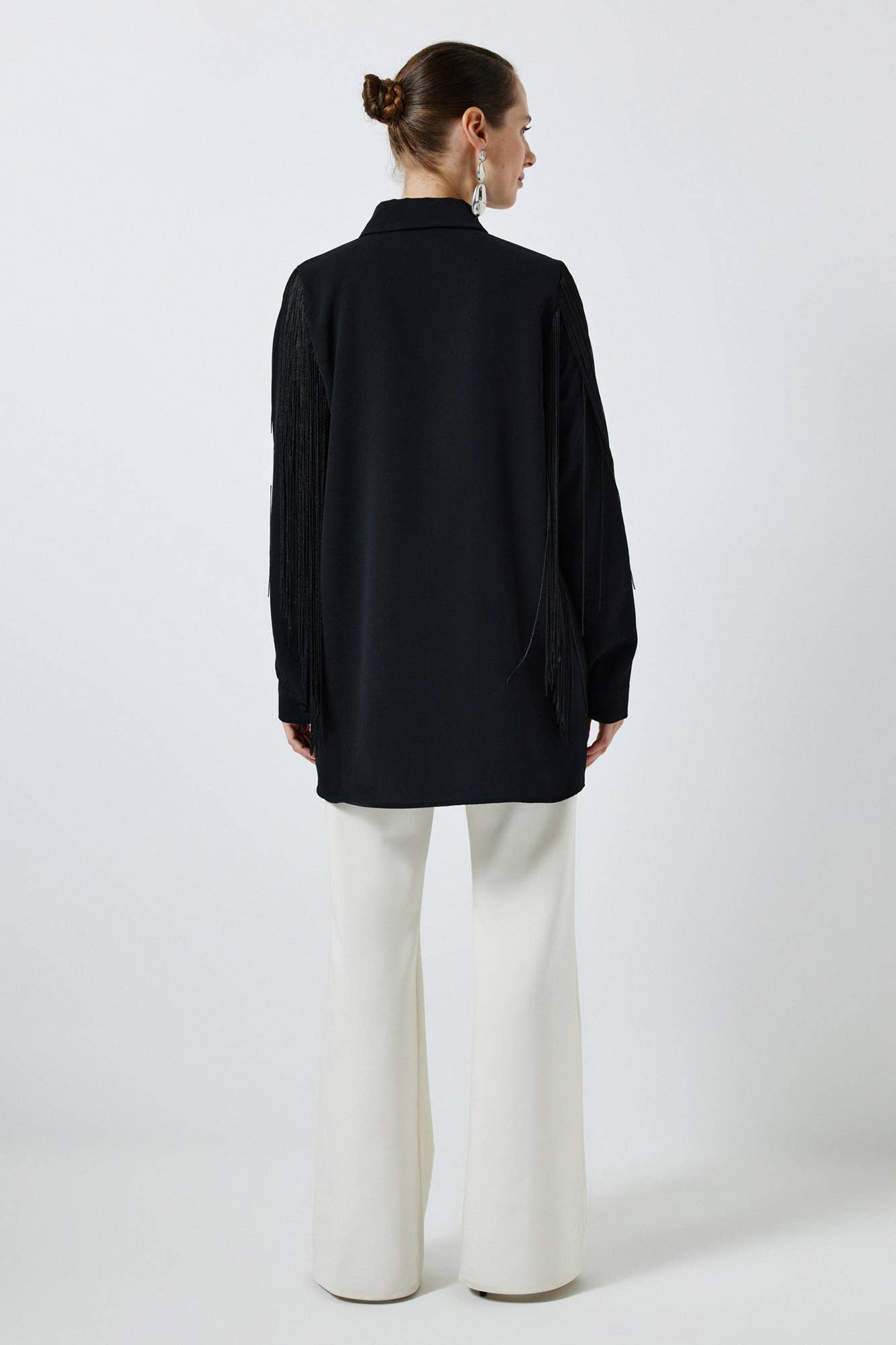 Camicia in crêpe nera con maniche a nappine