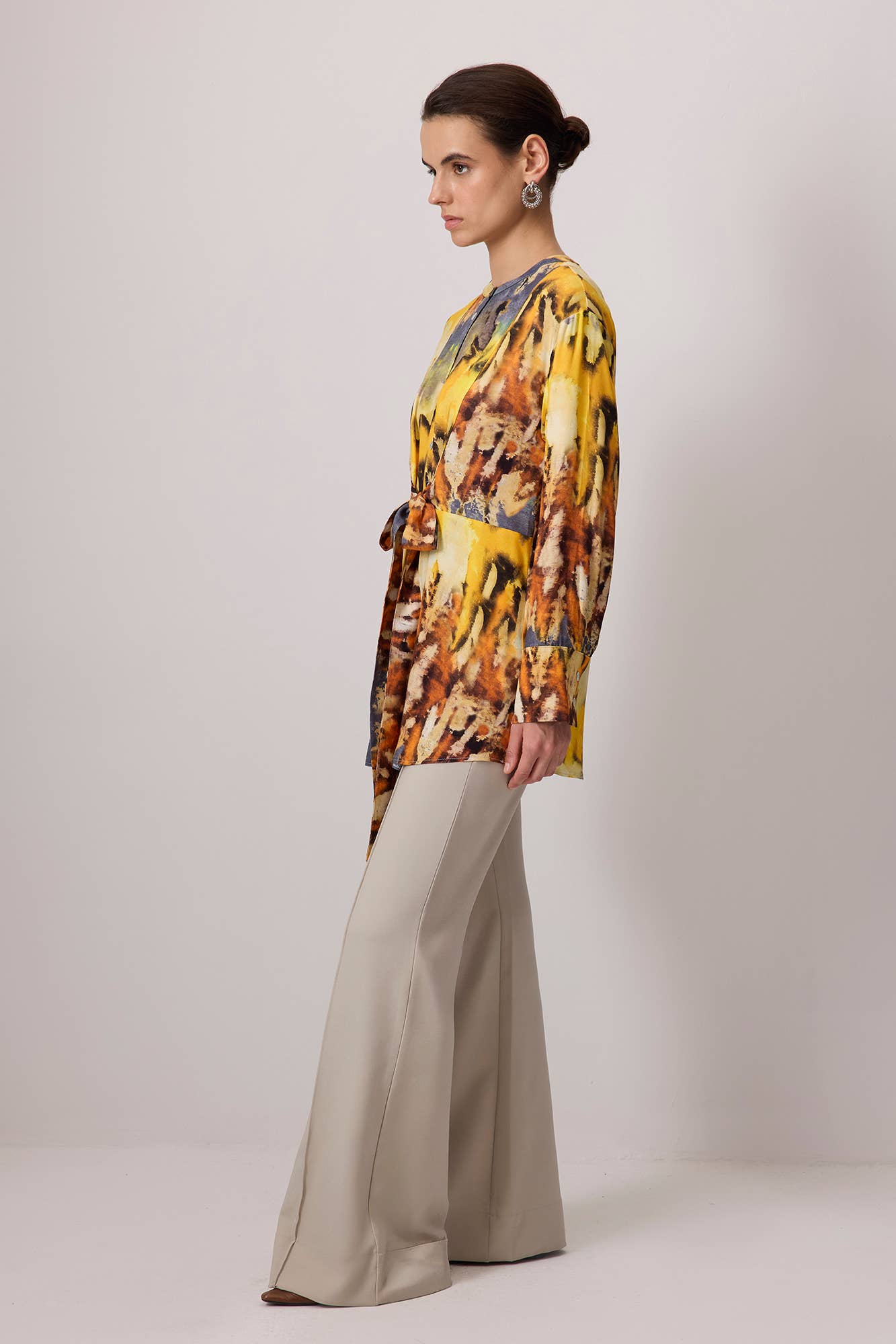 Tunica in viscosa multicolor con stampa astratta e cintura