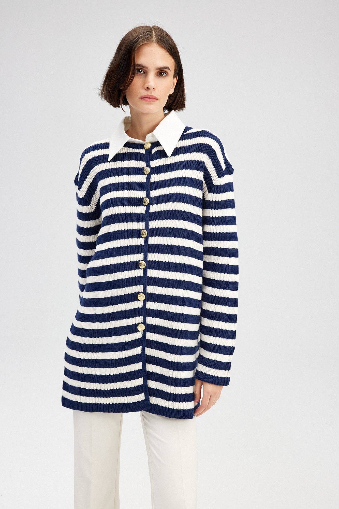 Cardigan lungo a righe con bottoni dorati