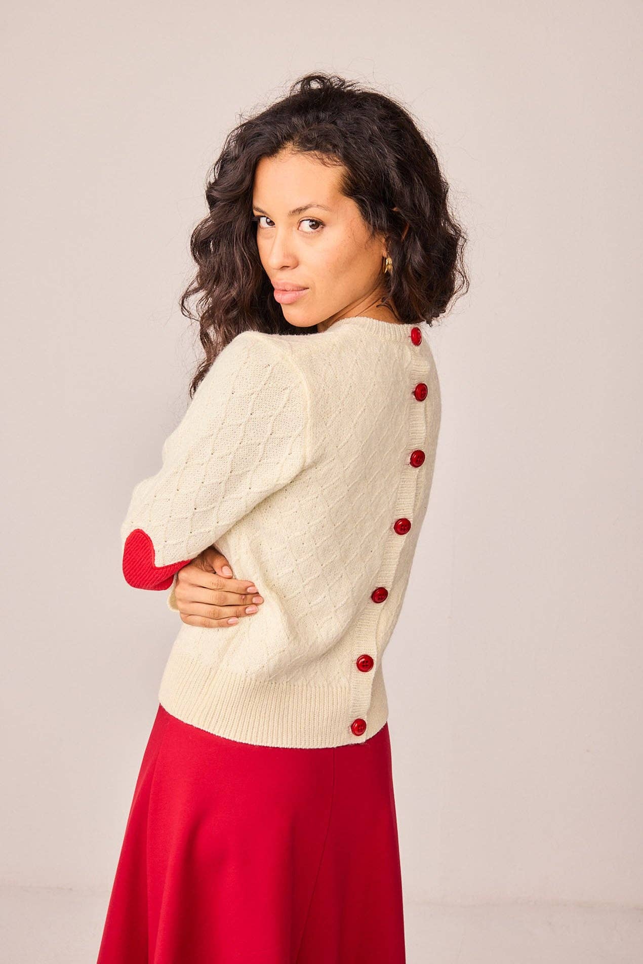Maglione bianco in maglia con toppe a cuore e bottoni sul retro