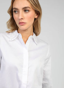 Camicia bianca con colletto ricamato di perline