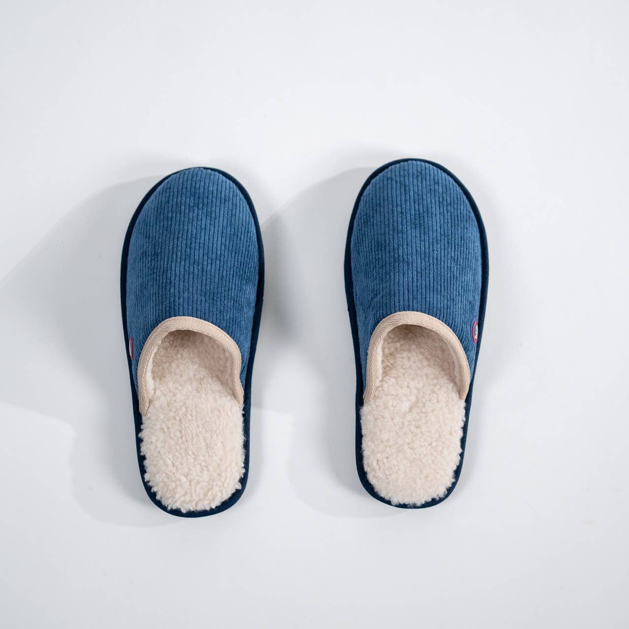 Pantofole in velluto a coste blu navy con interno in sherpa