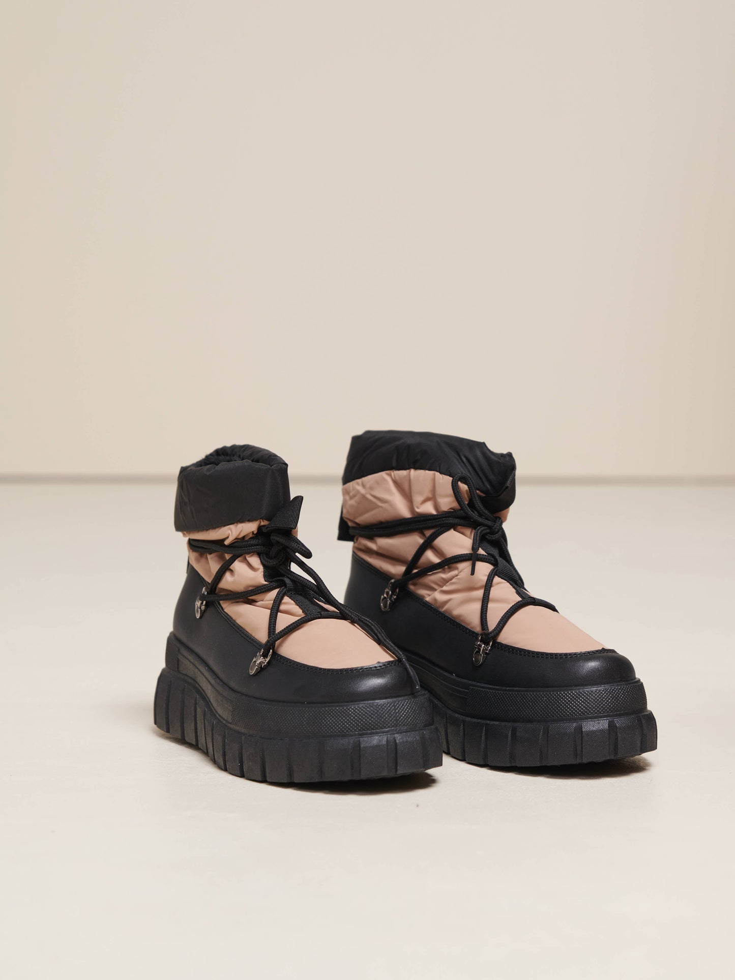 Stivali imbottiti in ecopelle con suola carrarmato