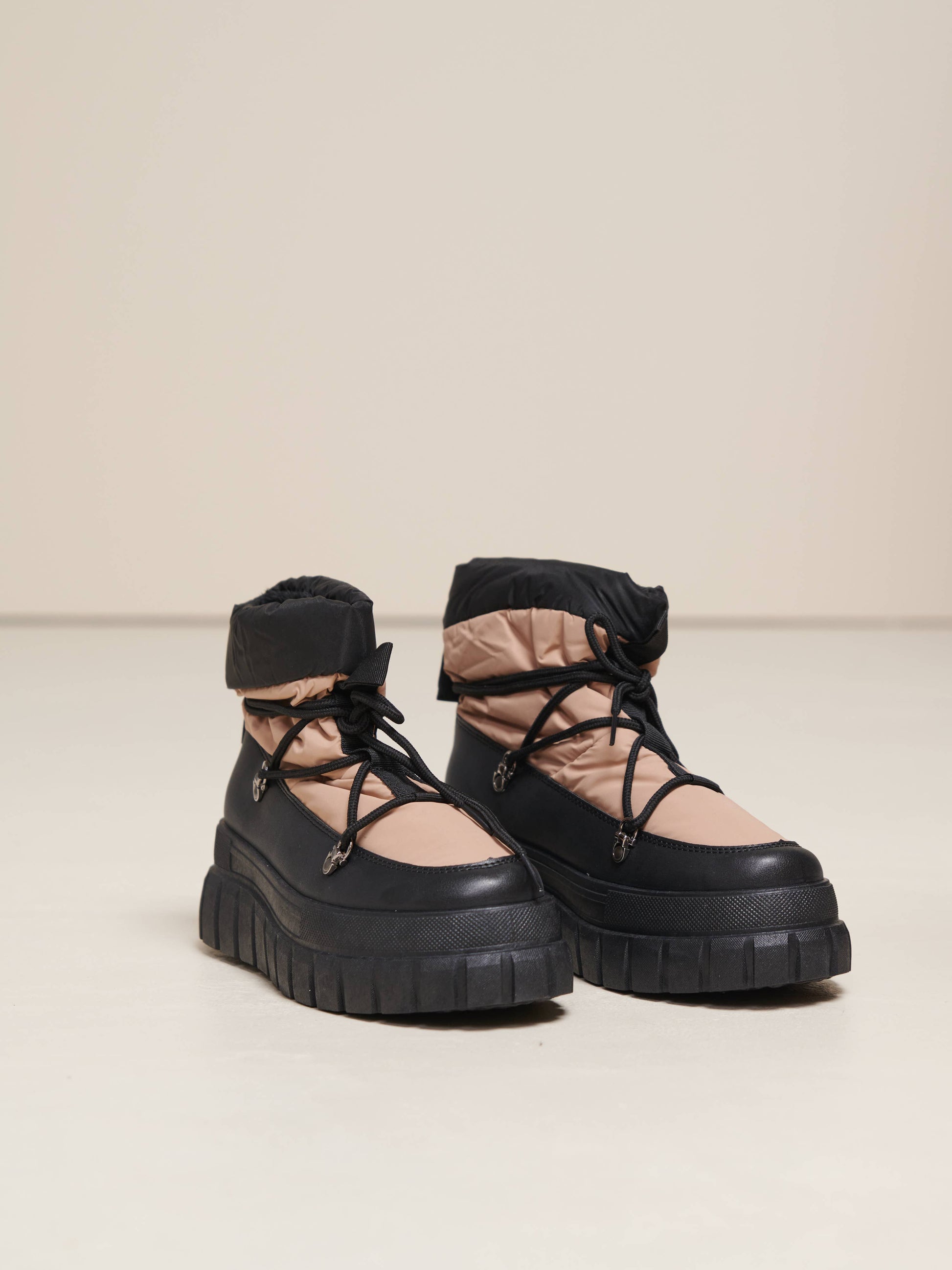 Stivali imbottiti in ecopelle con suola carrarmato