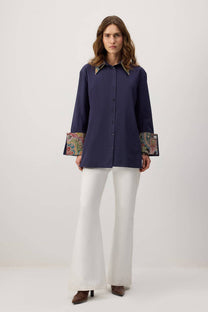 Camicia blu navy con dettagli etnici