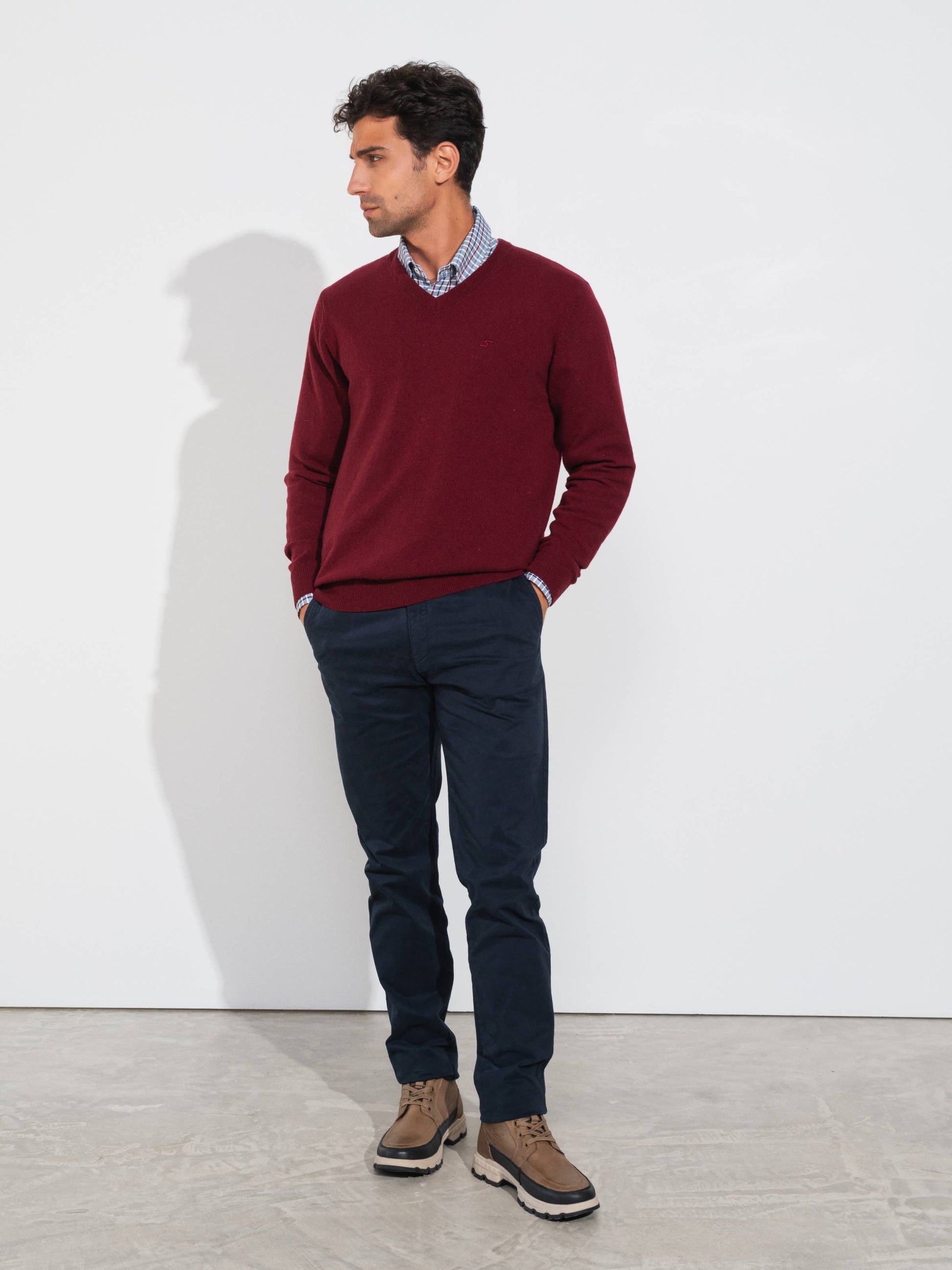Pullover in lana a maglia fine con scollo a V e ricamo