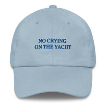Cappellino dad hat ricamato “No Crying on the Yacht”