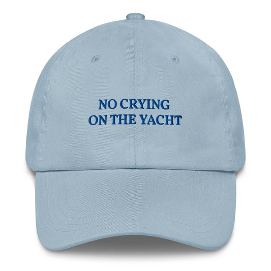 Cappellino dad hat ricamato “No Crying on the Yacht”