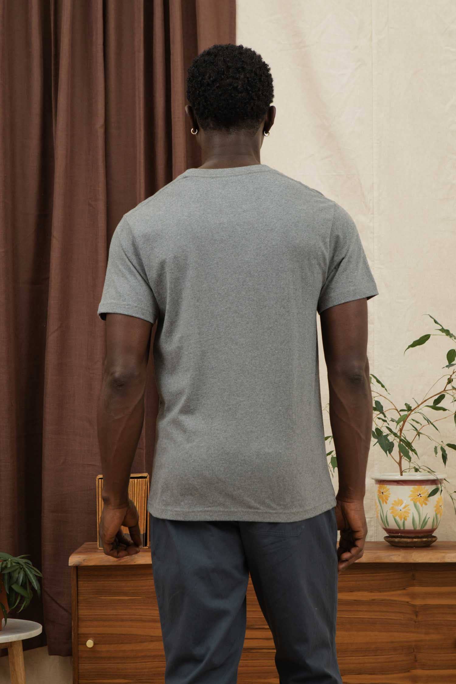 T-shirt riciclata con taschino grigio mélange