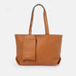 Borsa tote in ecopelle con tracolla e pendente logo