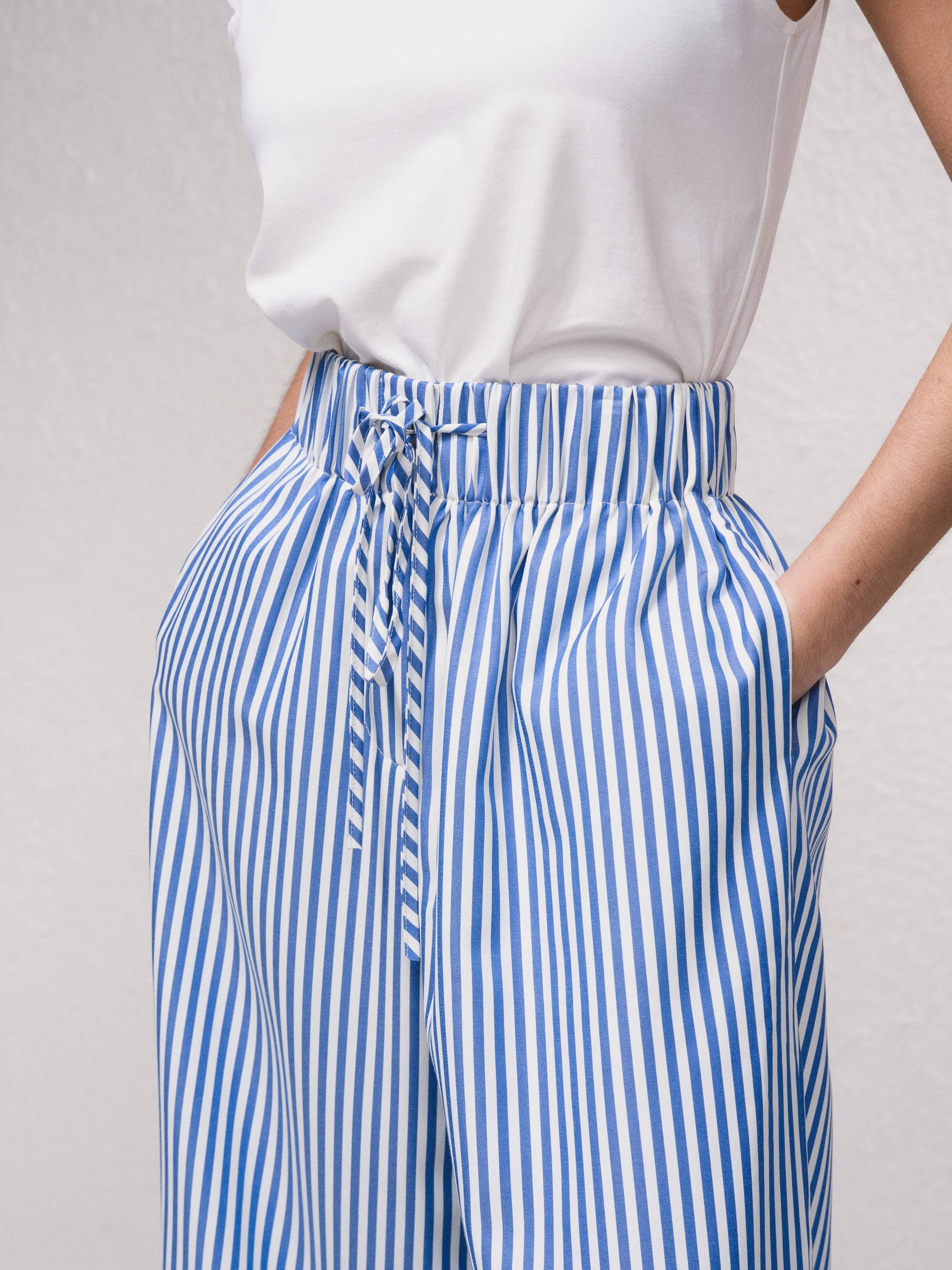 Pantaloni palazzo a righe con vita elasticizzata e laccio