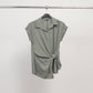 Camicia smanicata con collo sartoriale e nodo laterale