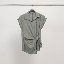 Camicia smanicata con collo sartoriale e nodo laterale