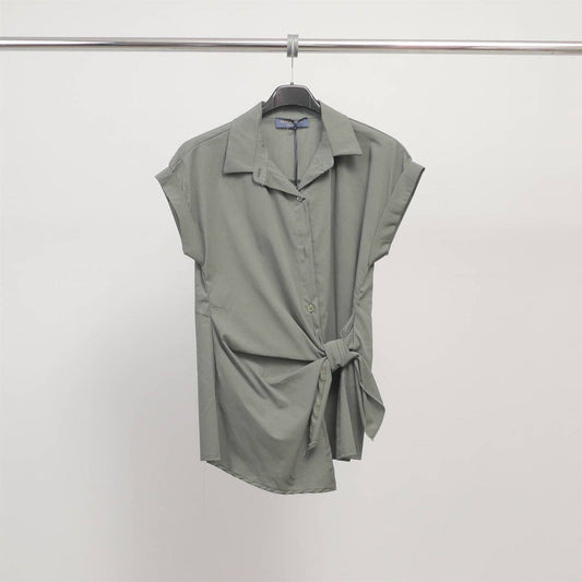 Camicia smanicata con collo sartoriale e nodo laterale