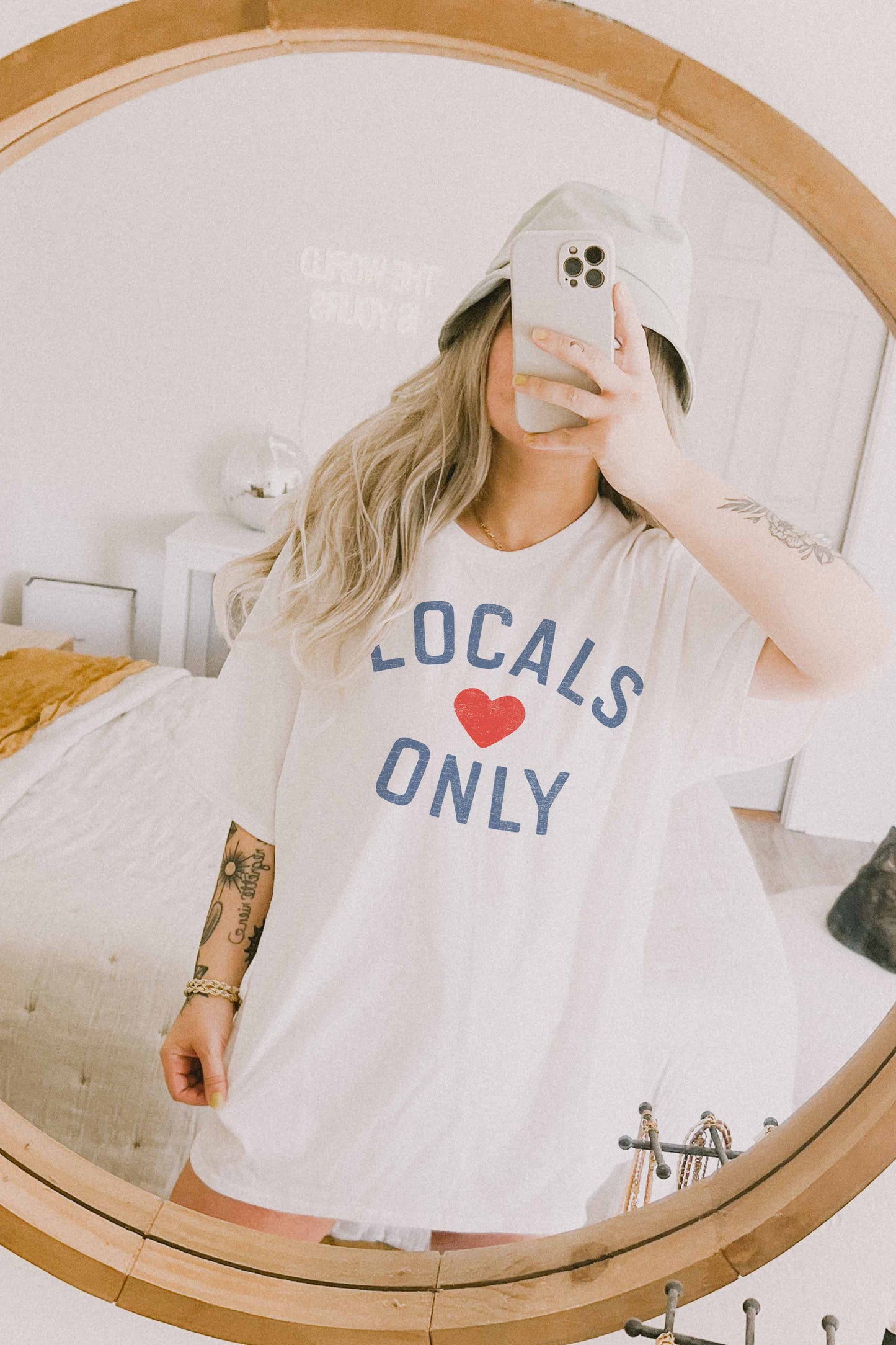 T-shirt oversize grafica “Locals Only” in cotone