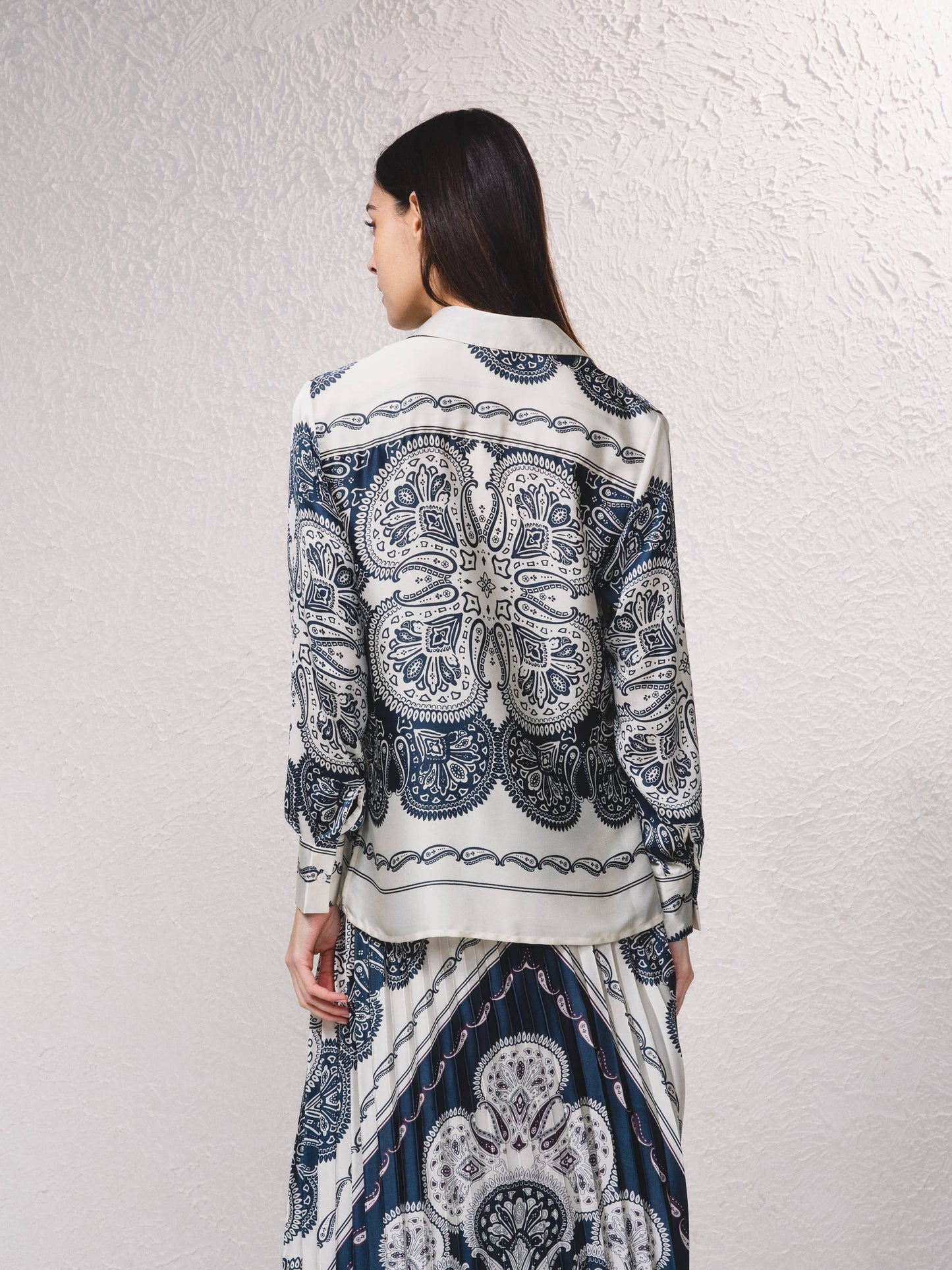 Blusa in raso stampata a taglio dritto