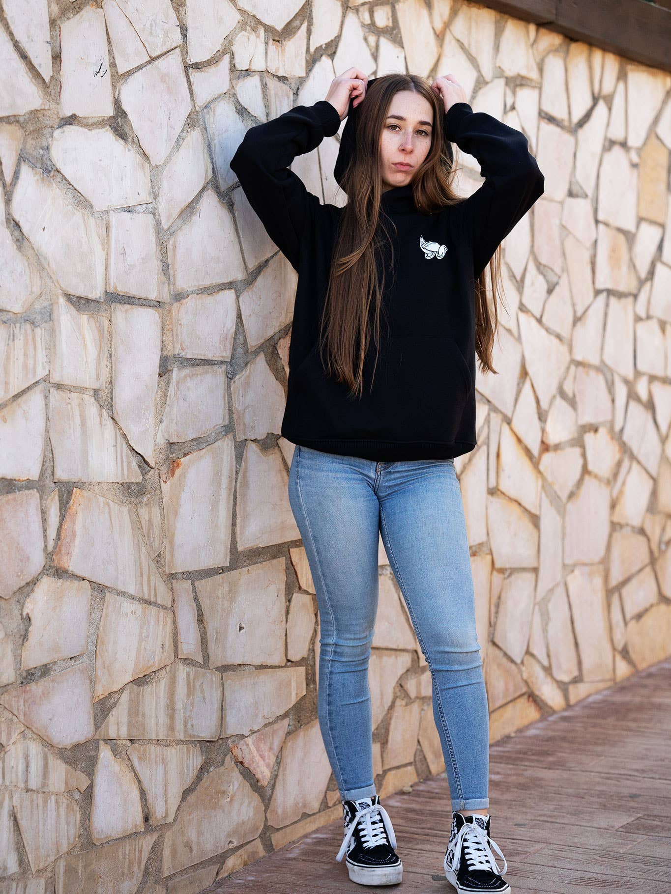 Felpa unisex Bendita Locura II nera con cappuccio