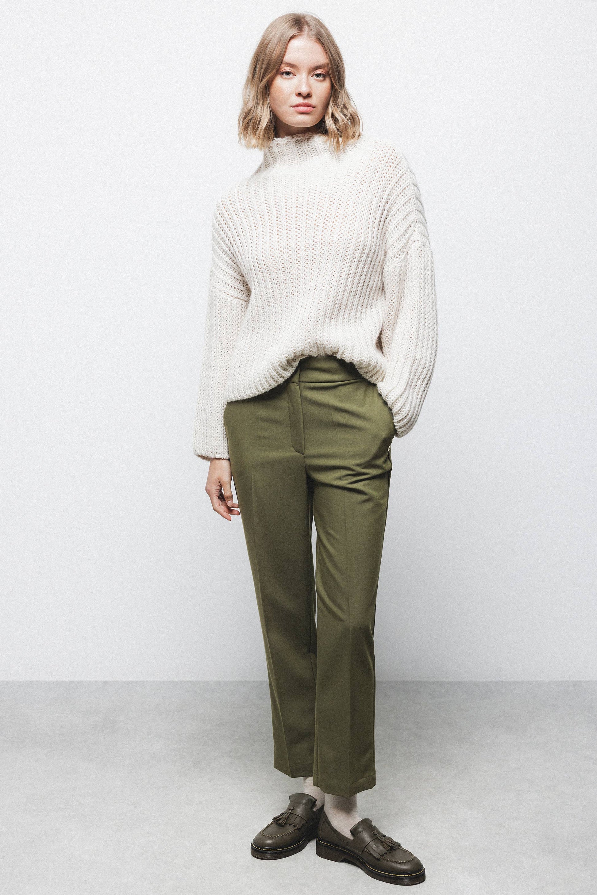 Pantaloni basic sartoriali con tasche oblique